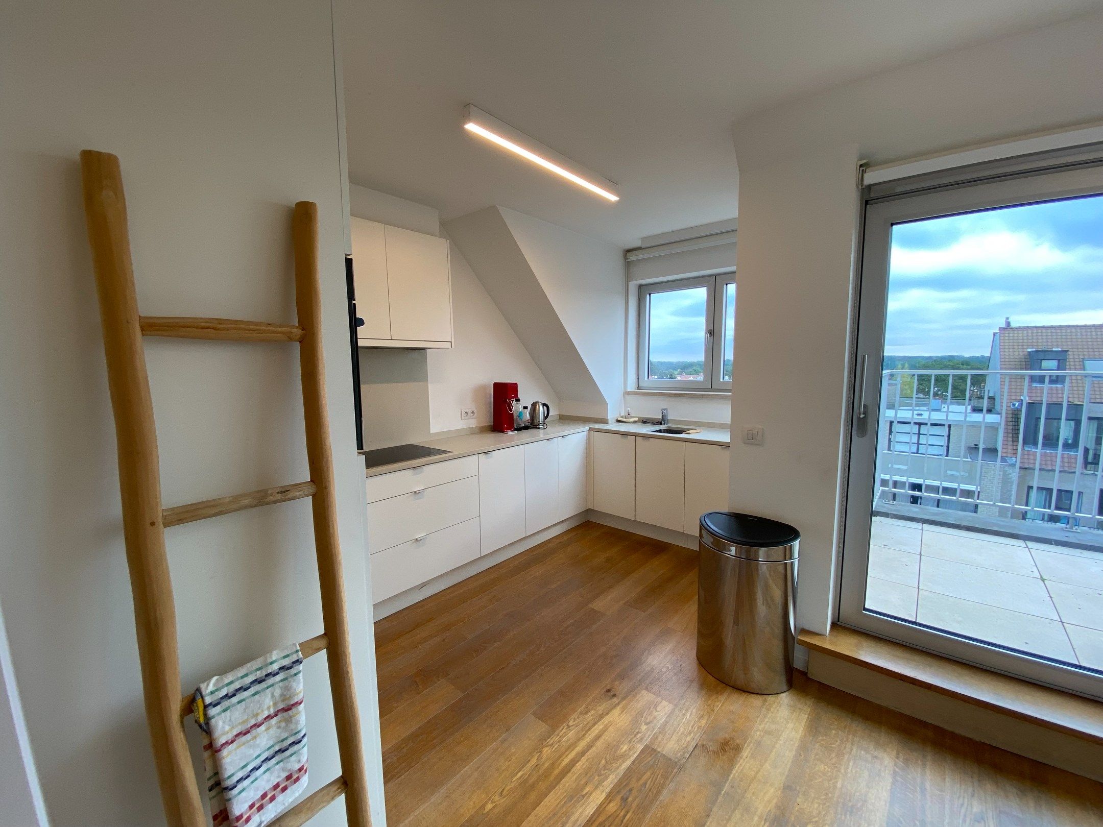 GEMEUBELD - Duplex appartement met 3 volwaardige slaapkamers en twee ruime zongerichte terrassen met open zichten, gelegen aan de zonnekant van de Lippenslaan.  foto 9