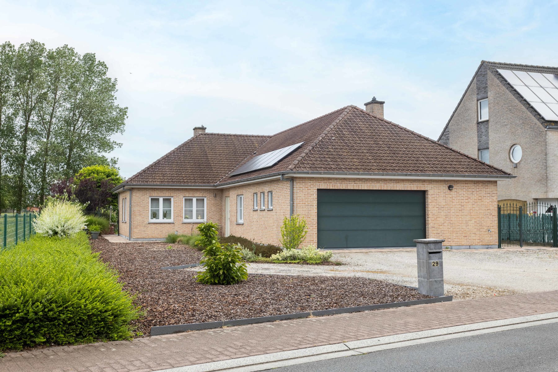 Instapklaar woning met 4 slpk, tuin + dub. garage foto {{pictureIndex}}