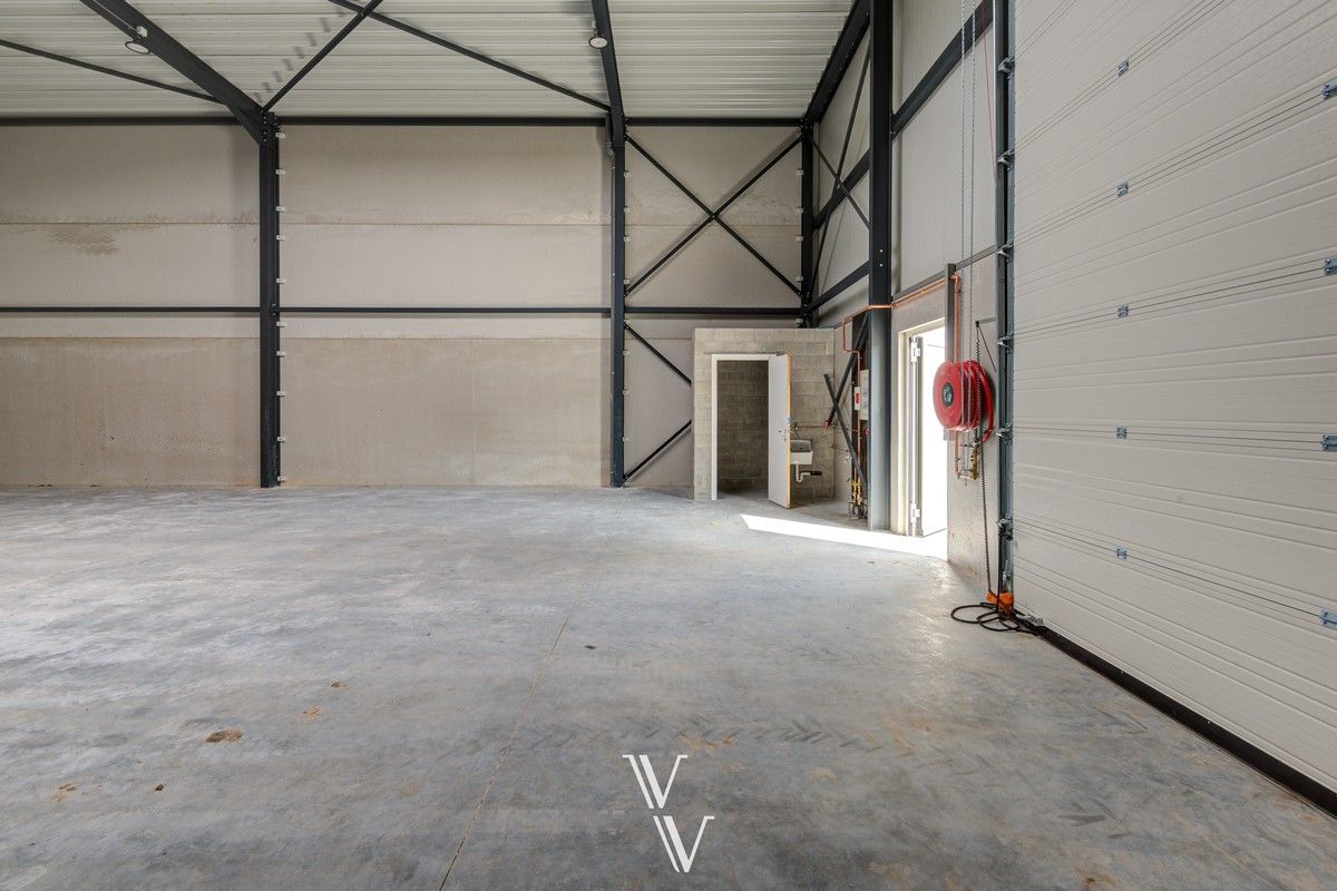 Te huur: Ruim Magazijn met parking foto 6