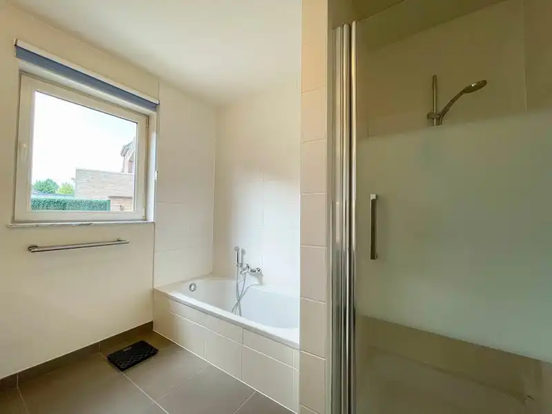 Modern appartement met 2 slaapkamers, terras en garage op centrale ligging te Wakken! foto 10