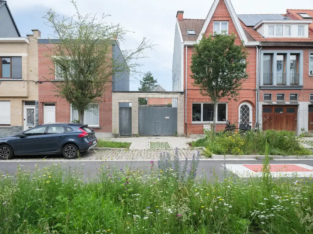 Bouwgrond met atelierruimte op toplocatie nabij Gent foto {{pictureIndex}}