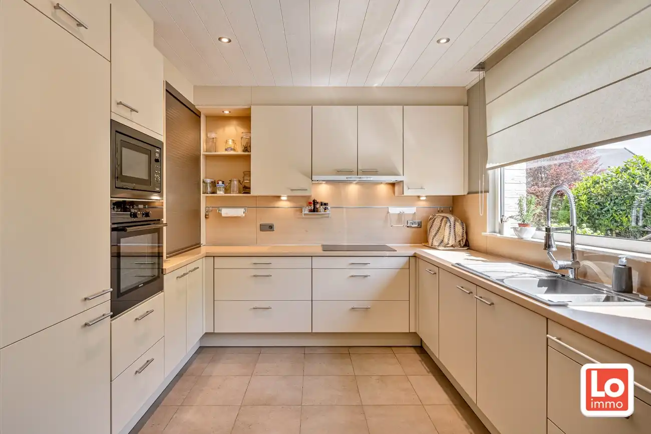 Instap klare open woning met ruime inpandige garage en gezellige tuin op een rustige locatie en toch nabij het centrum van Lochristi! foto 16