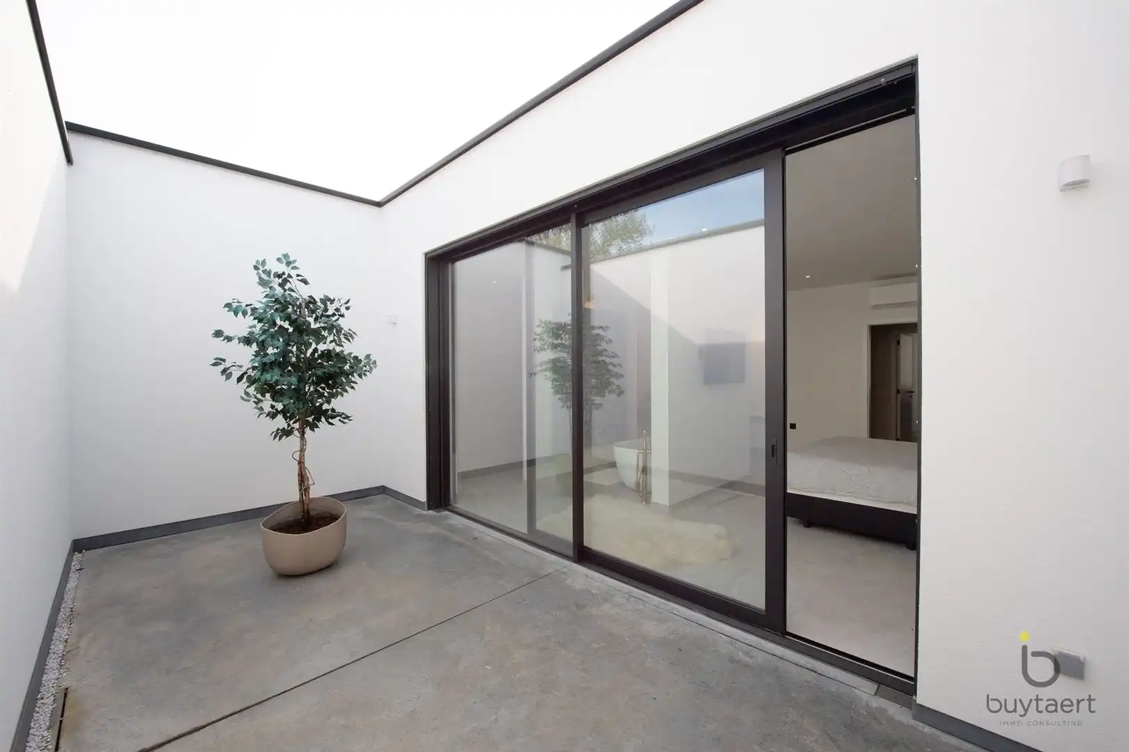Knappe GELIJKVLOERSE villa + bijgebouw te Halle! foto 33