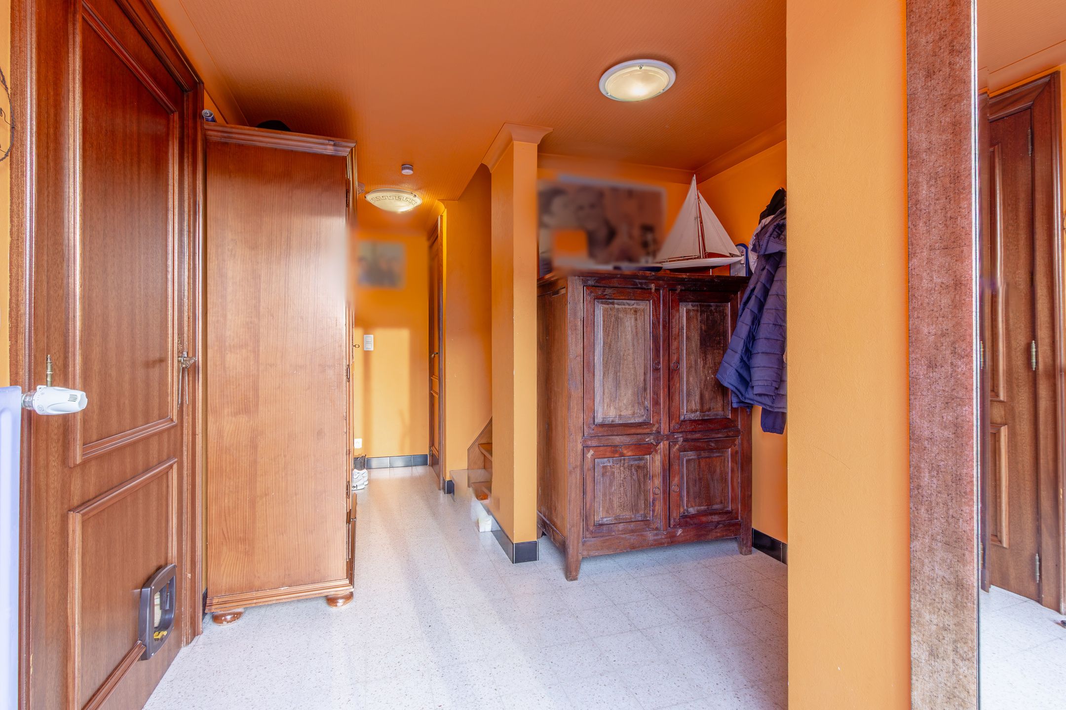 Charmante gezinswoning met potentieel, grote oprit en tuin foto 3