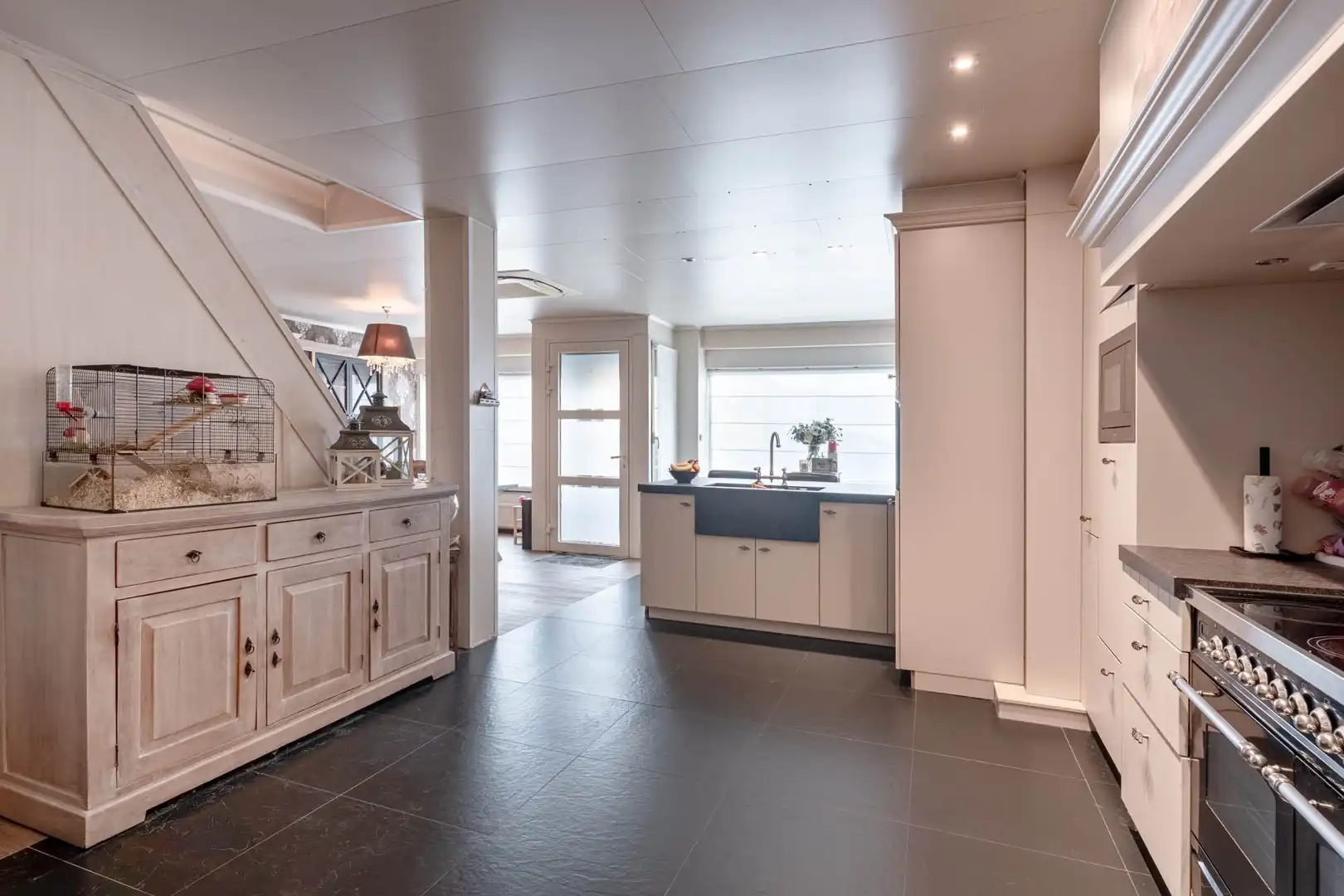 Instapklare woning met commercieel gelegen handelspand te Halen foto 8