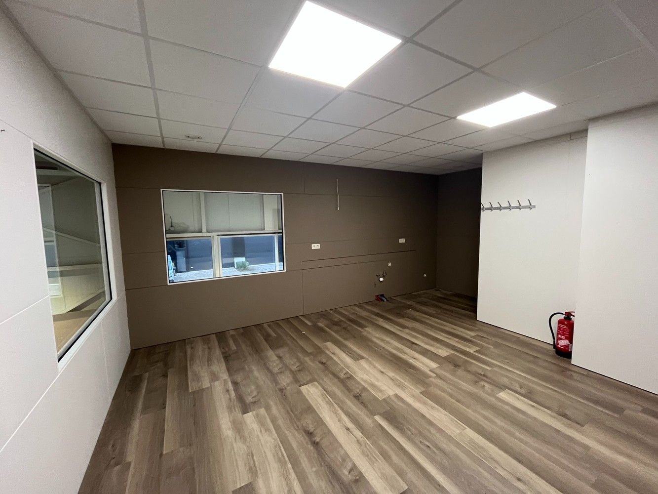 Bedrijfshal met kantoor foto 16