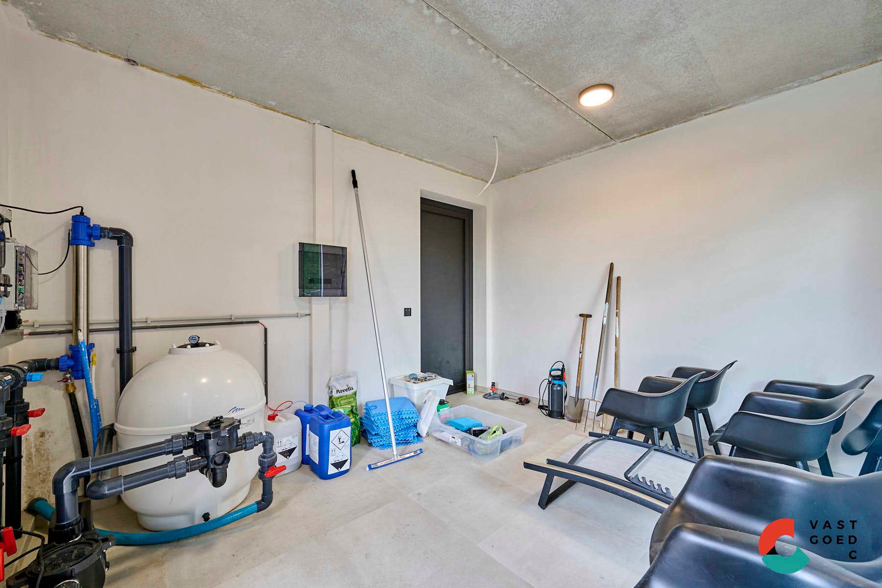 Moderne villa met zwembad op een knap perceel van 16 are. foto 23