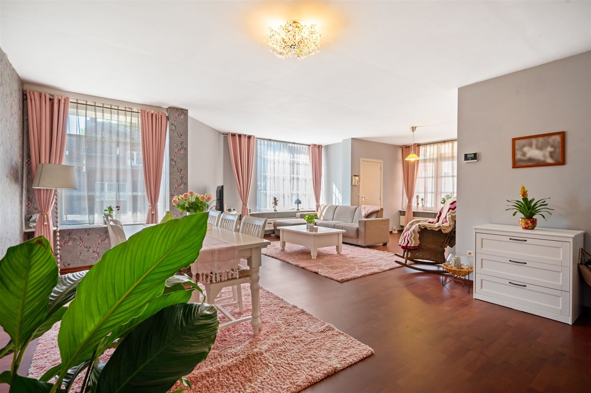 Ruim 2 slaapkamer appartement met 2 overdekte staanplaatsen en grote tuin foto 4