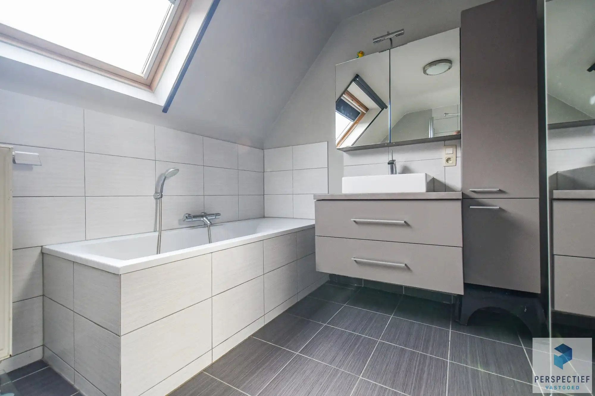 Rustig gelegen ruime halfopen woning met uitweg & bijgebouw/garage foto 11