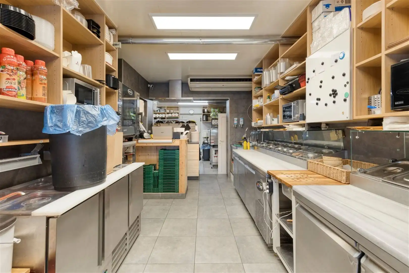 Goeddraaiende broodjeszaak met woning op toplocatie. foto 8