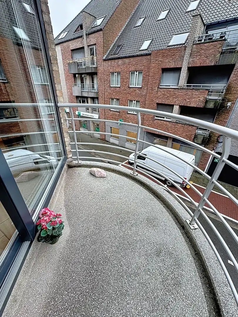 Centraal gelegen en ruim appartement foto 8