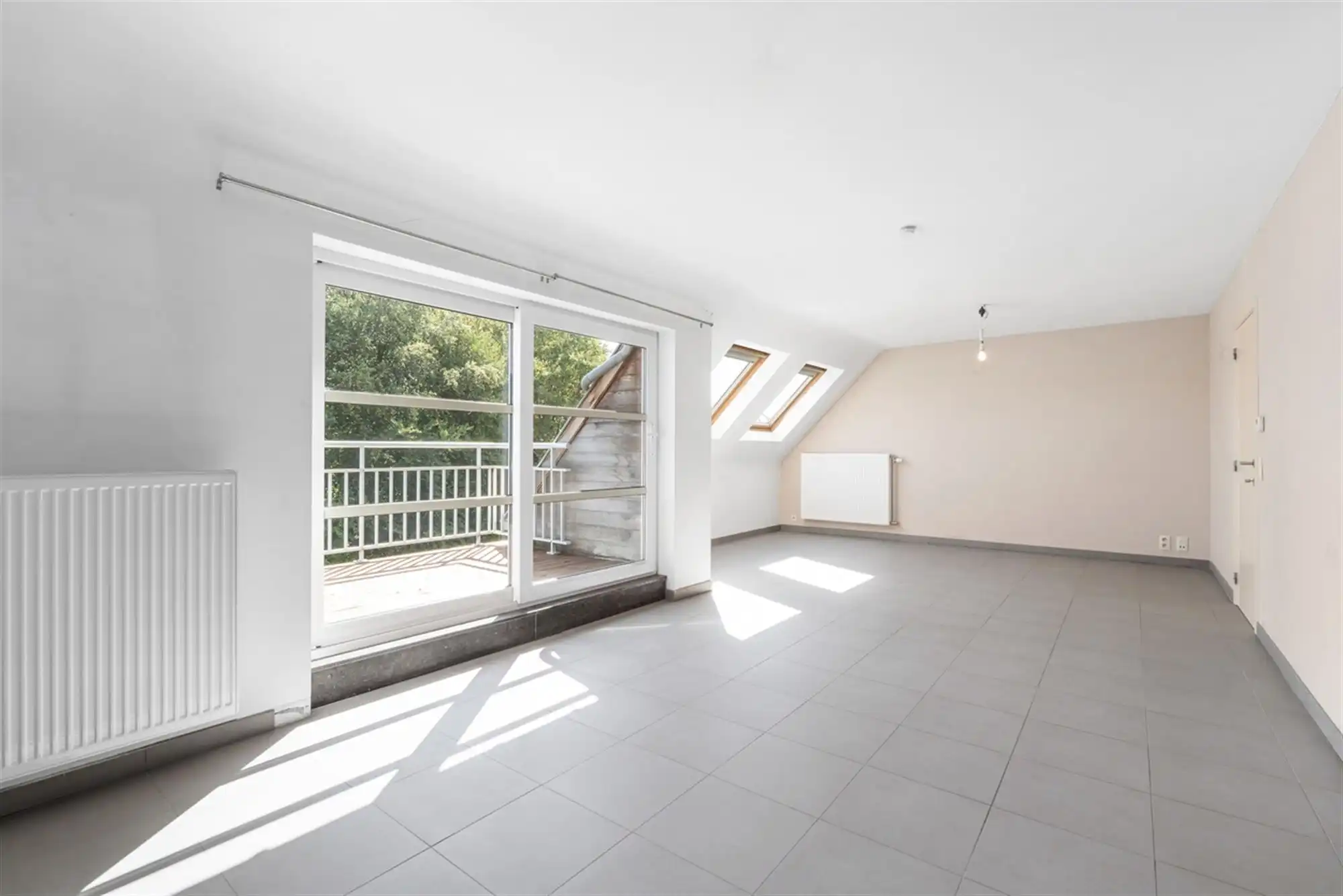 Mooi DORPS-APPARTEMENT met 2 slaapkamers, terras & zolder foto 3