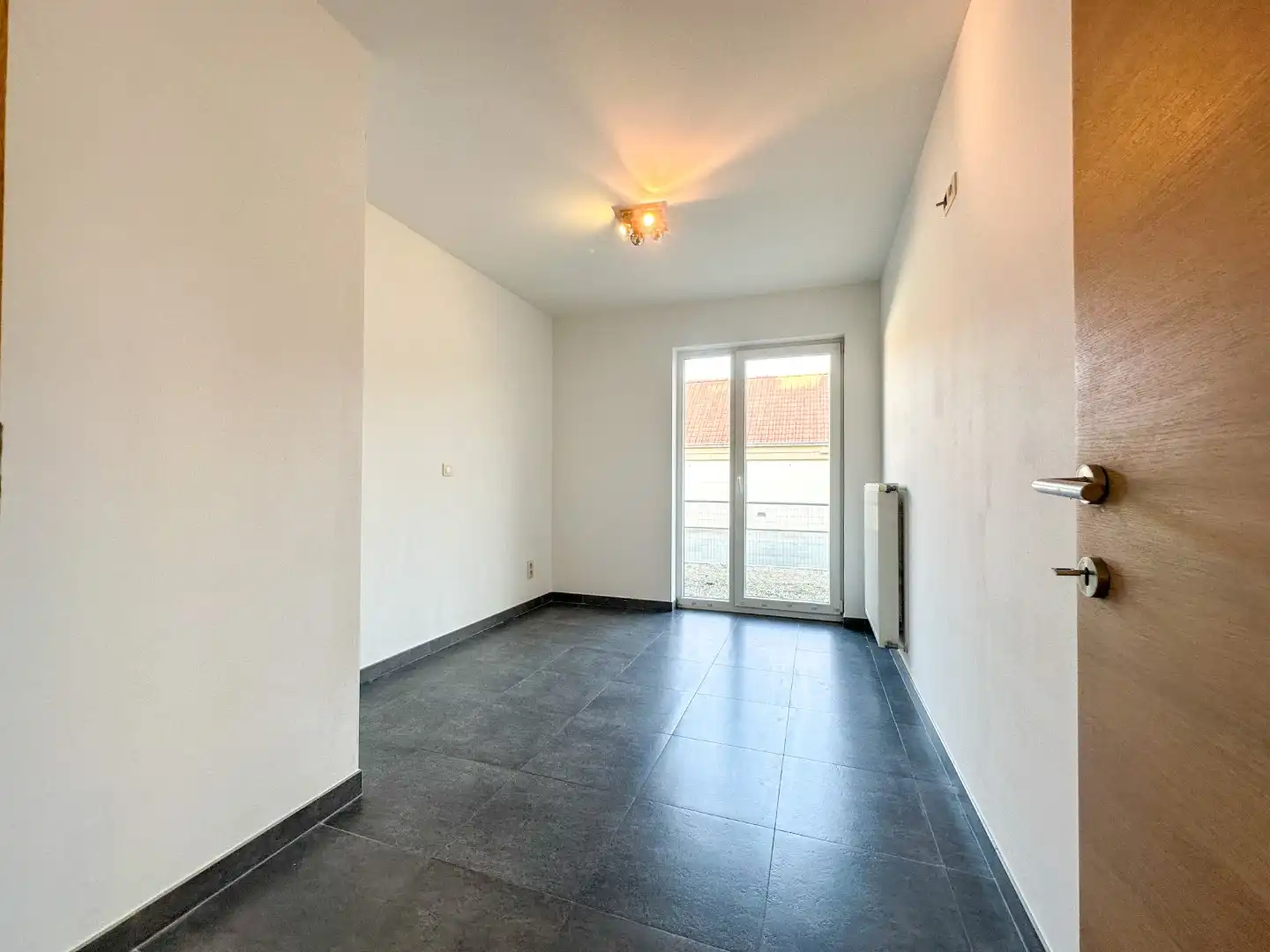 Lichtrijk gelijkvloers appartement met 2 slpk, garage en autostandplaats foto 15