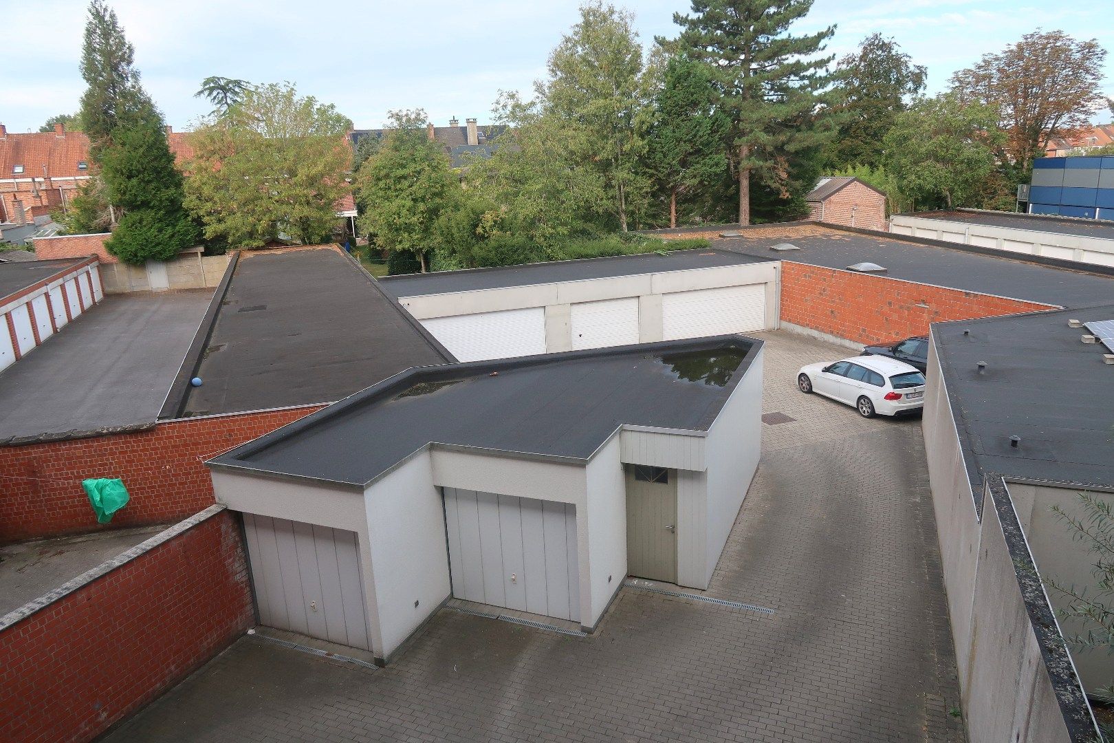 Ruime dubbele garagebox met automatische poort – Roeselare foto 3