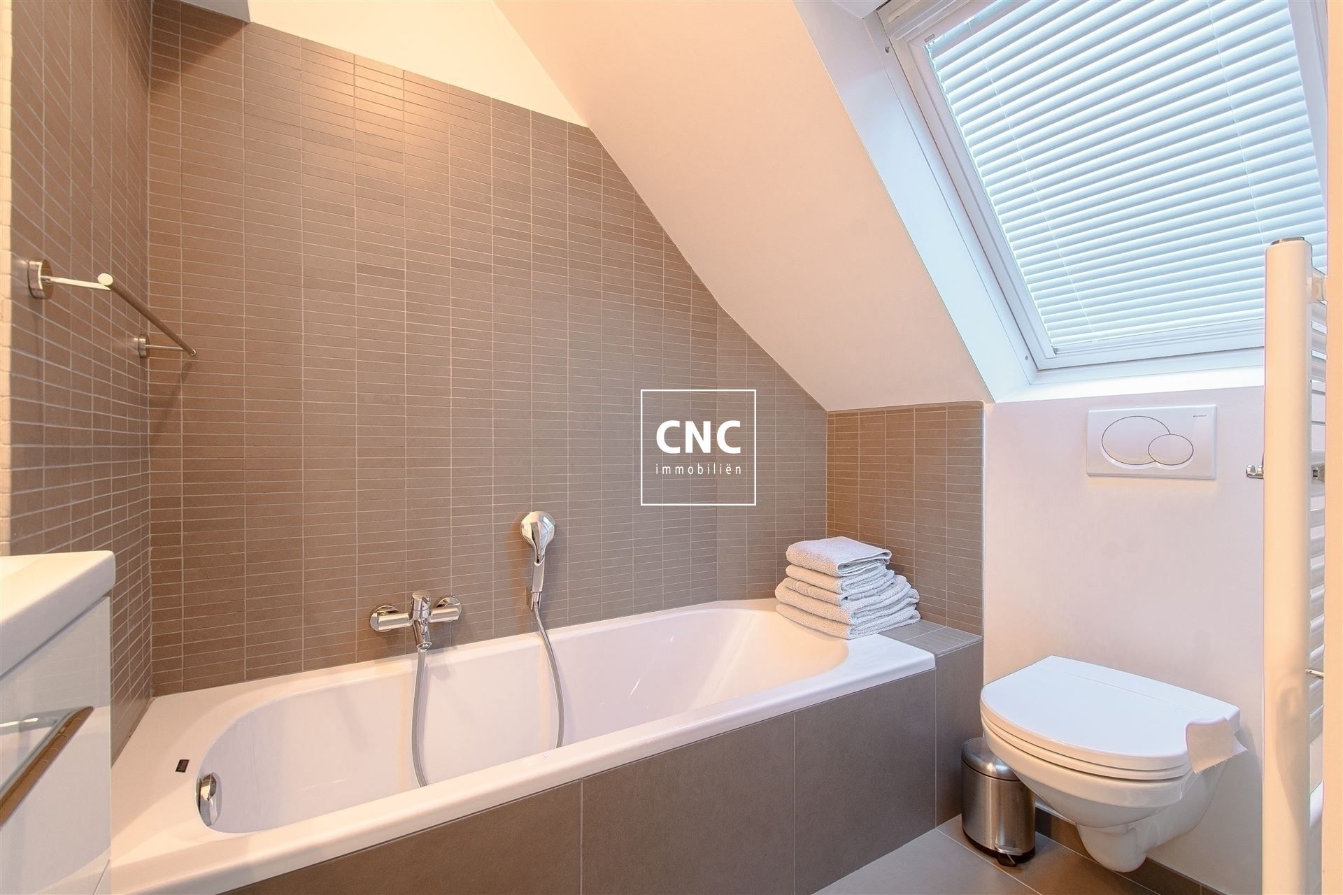 Prachtig afgewerkt en lichtrijk duplex-appartement in het hart van Knokke, gelegen aan de zonnekant van de Zoutelaan, vlakbij de Lippenslaan. foto 11