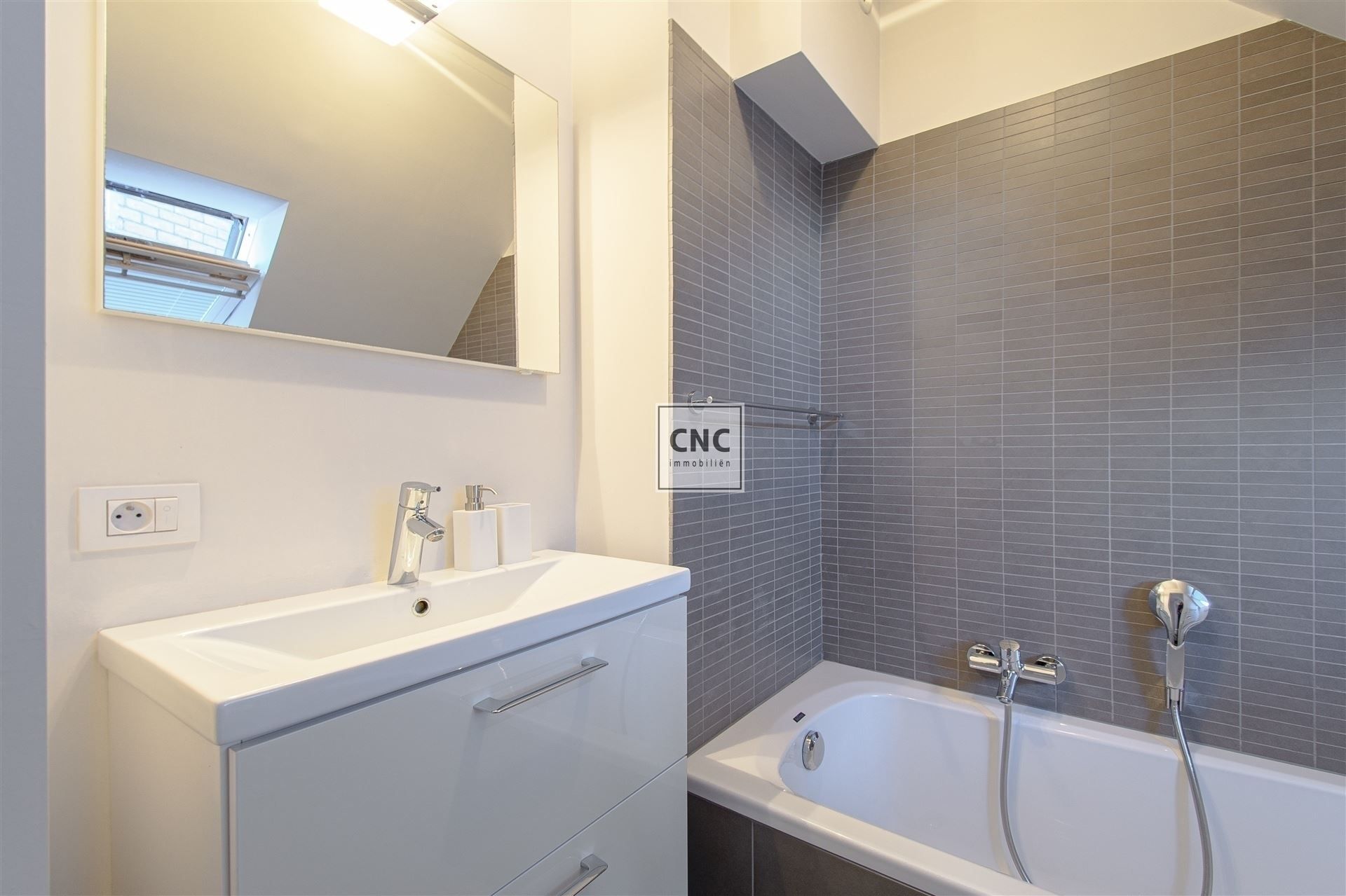 Prachtig afgewerkt en lichtrijk duplex-appartement in het hart van Knokke, gelegen aan de zonnekant van de Zoutelaan, vlakbij de Lippenslaan. foto 11