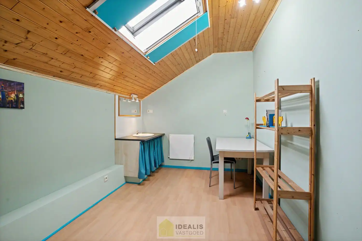 IDEALIS VASTGOED – ROYALE, INSTAPKLARE EN ZEER GOED ONDERHOUDEN GEZINSWONING OP EEN RUSTIG PERCEEL VAN 8A 44CA MET 4 KNAPPE SLAAPKAMERS, RUIME GOED UITGERUSTE BADKAMER, RECENT GERENOVEERDE KEUKEN, HEERLIJKE VERANDA EN VRIJSTAANDE CARPORT - De woning omvat maar liefst +- 225m² bewoonbare oppervlakte met een ruime lichtrijke woonkamer, uitgeruste recent gerenoveerde keuken, 4 slaapkamers, ruime badkamer voorzien van ligbad en inloopdouche, hobbykamer/werkplaats en vrijstaande carport met achterliggende fietsenberging. foto 18