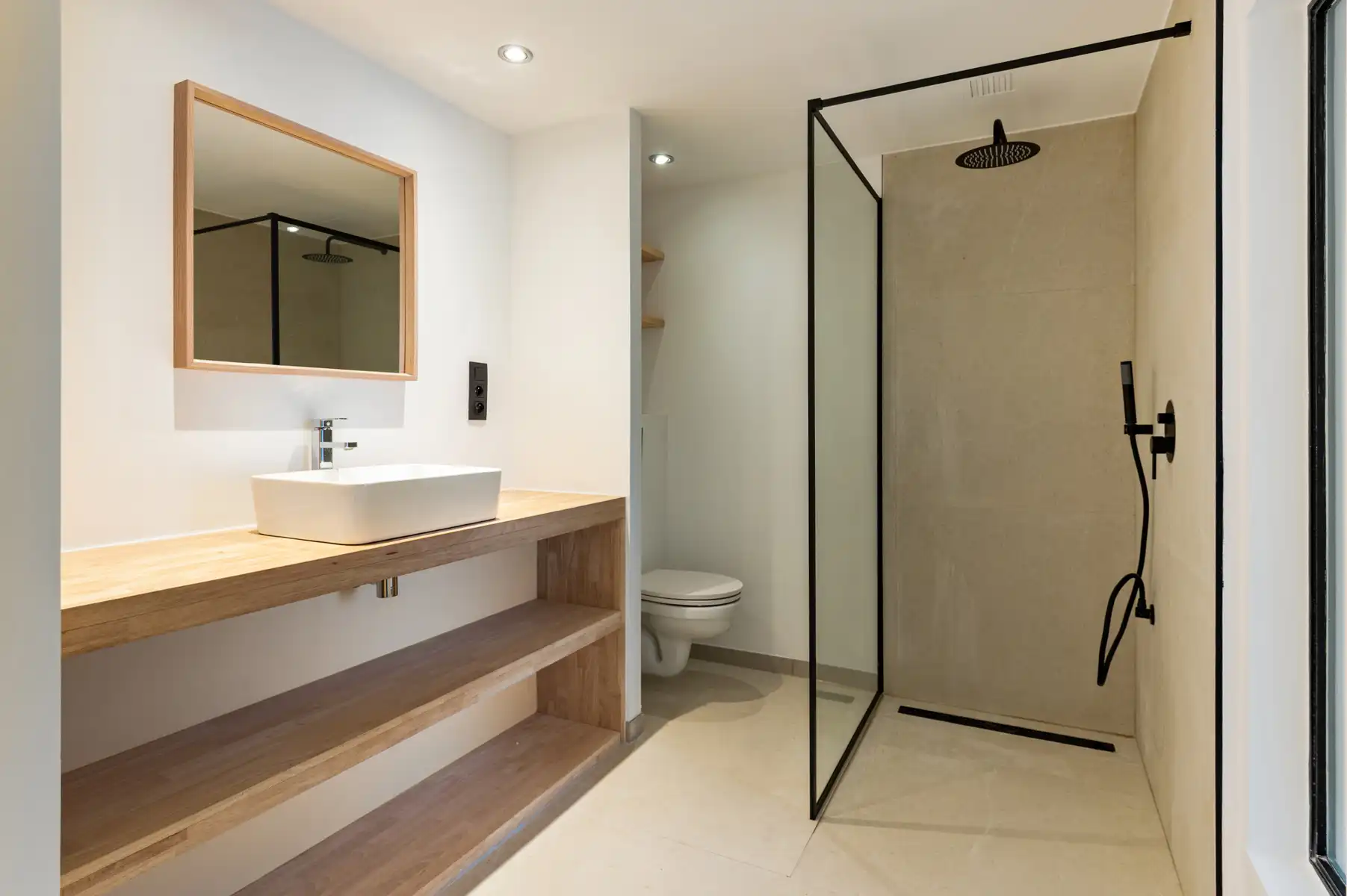 Instapklare gezinswoning met 4 slaapkamers, tuin en garage foto 23