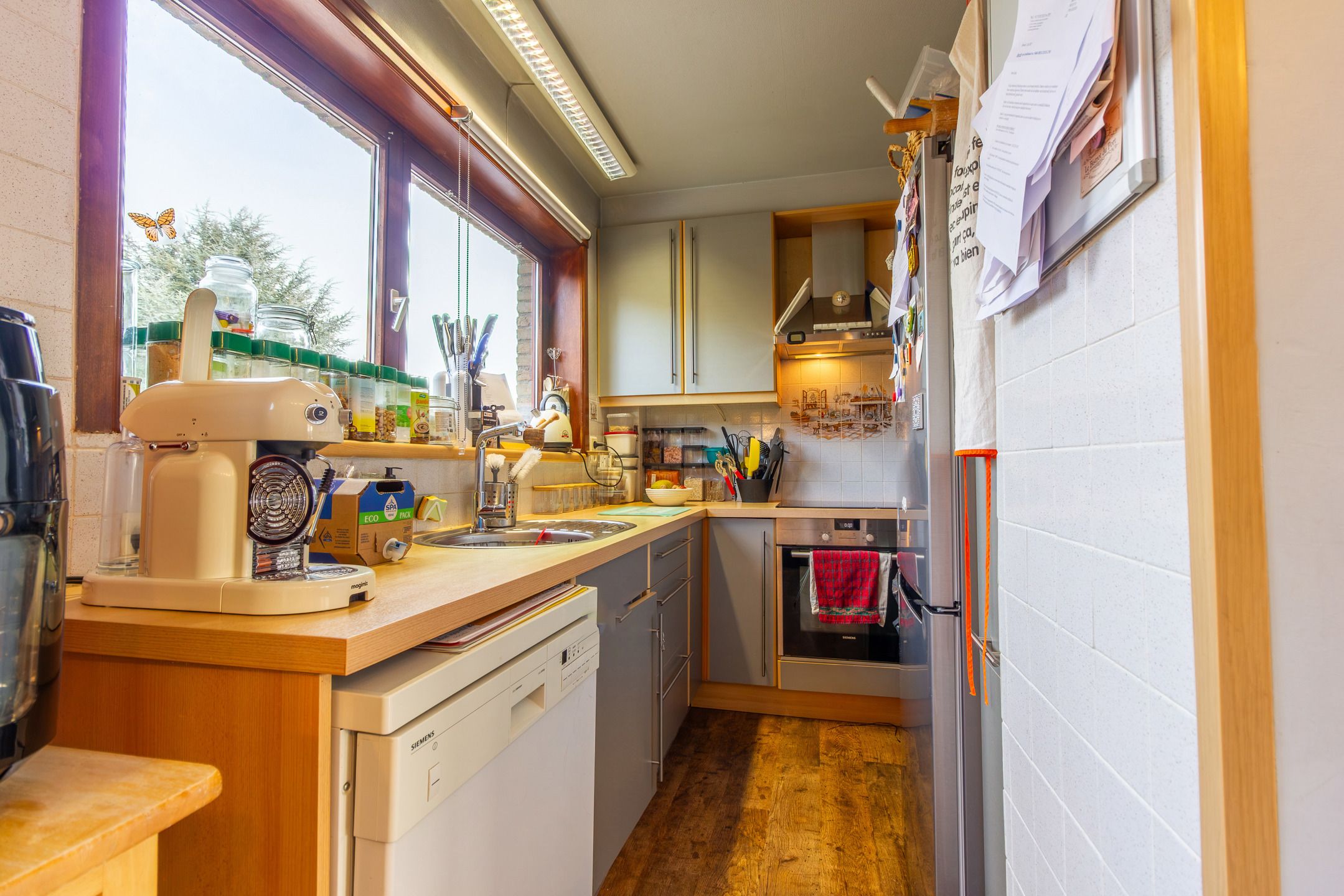 Charmante gezinswoning met potentieel, grote oprit en tuin foto 6