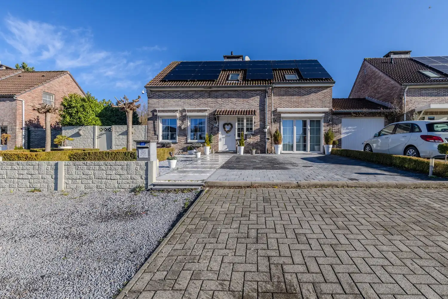 Stijlvolle, instapklare woning met vier slaapkamers, twee badkamers en verwarmd zwembad te koop in Lanaken foto 47