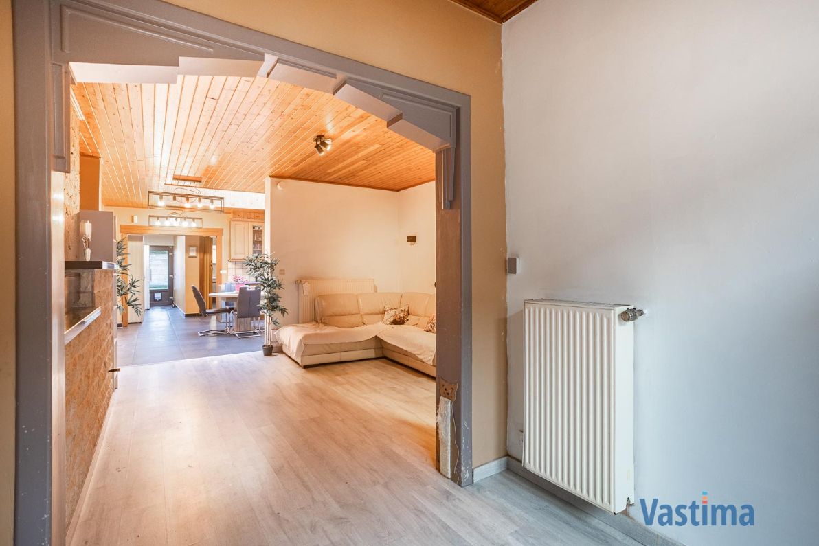 Stadswoning met zonnepanelen en tuin foto 5