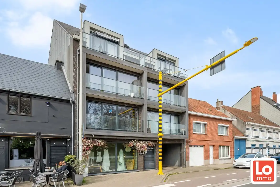 Mooi appartement met 2/3 slaapkamers, 2 badkamers en overdekte autostaanplaats in Centrum Lochristi foto {{pictureIndex}}