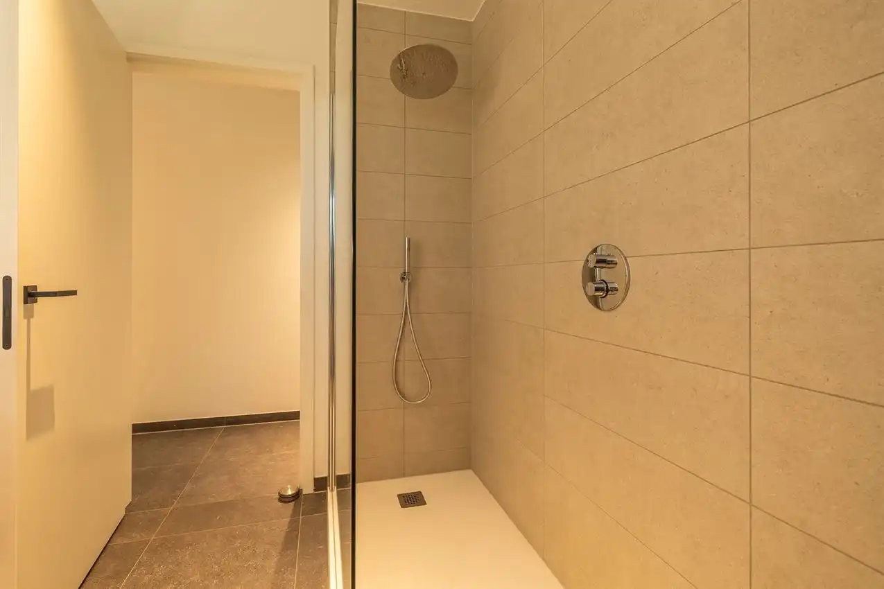 Gemeubelde penthouse met 2 slpk, ruim terras en autostaanplaats foto 11