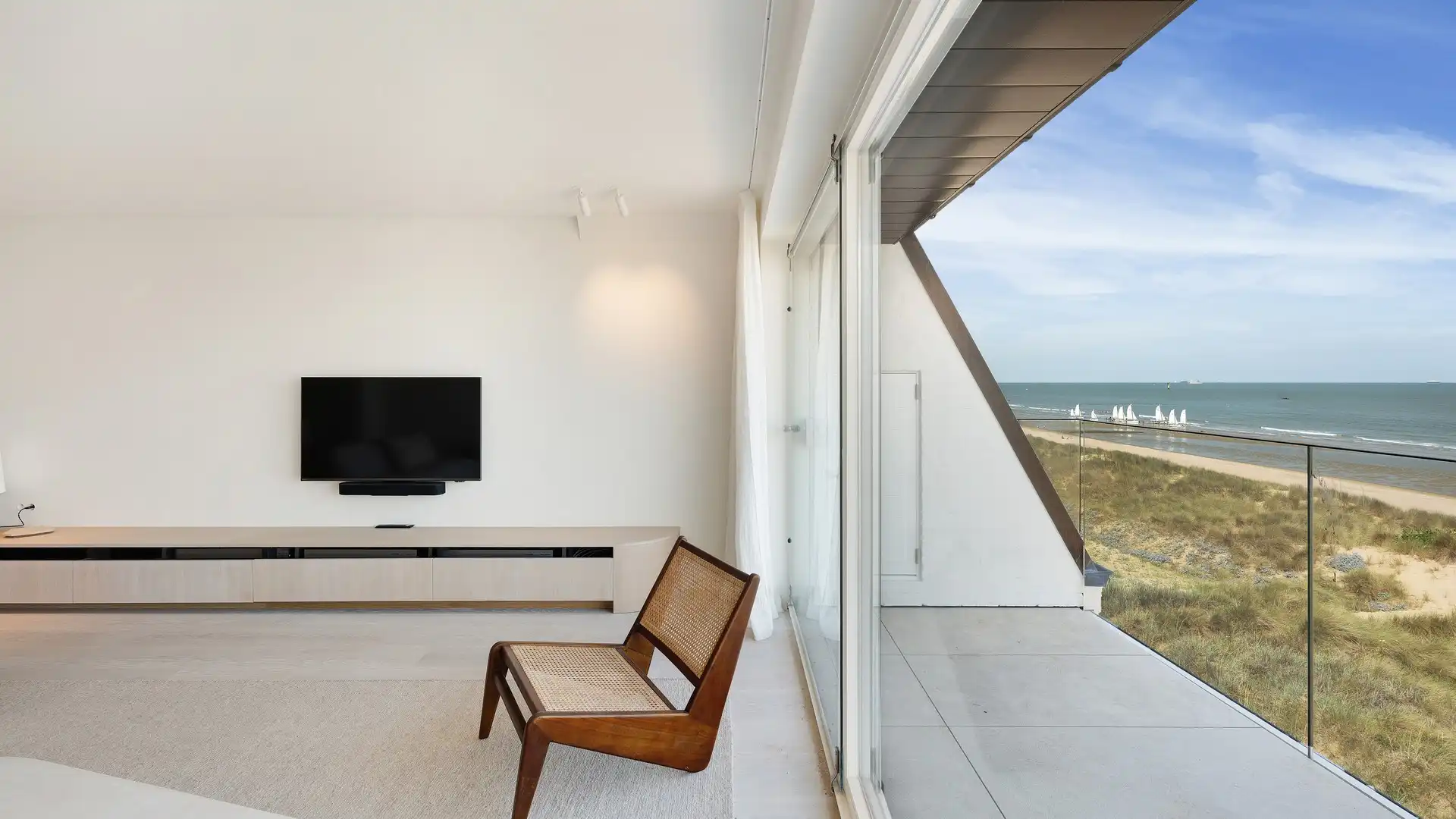 Magnifiek appartement op de wandeldijk in het Zoute, met adembenemend frontaal zeezicht. foto 11