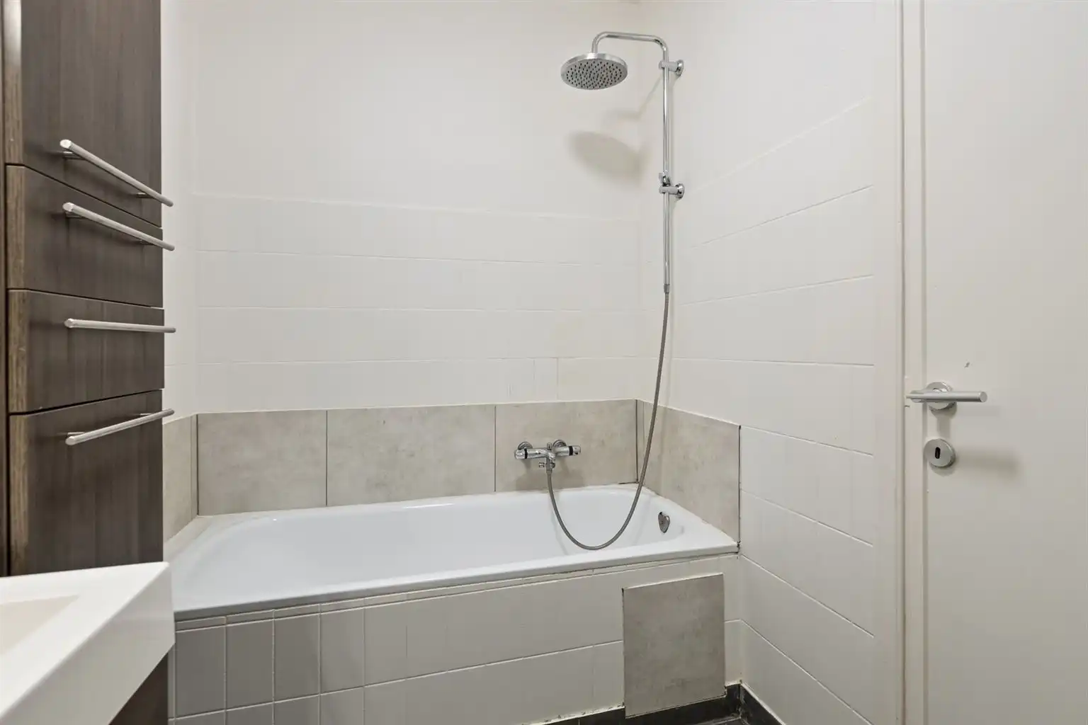 Instapklaar, gerenoveerd appartement met 3 slaapkamers, 2 terrassen en ruime garagebox gelegen op een toplocatie in het centrum van Maaseik, nabij de markt & met zicht op het Kerkplein. foto 17