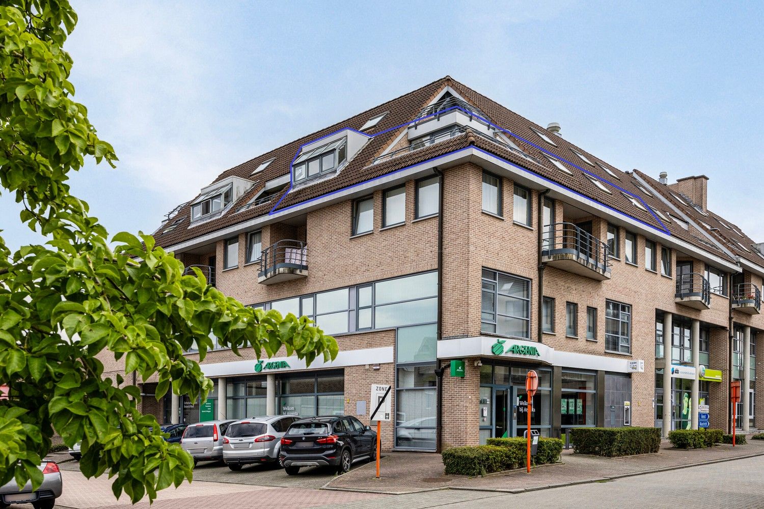 Uniek instapklaar appartement met 2 slaapkamers op TOPlocatie in het Hart van Lanaken foto {{pictureIndex}}