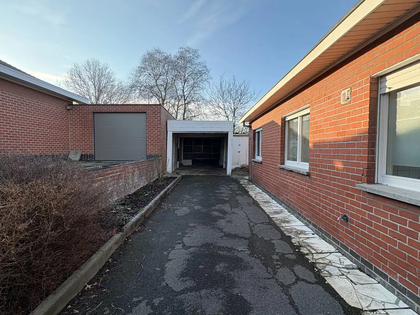 Gelijkvloerse woning op 537 m² met oprit, garage en 5 kamers foto 4