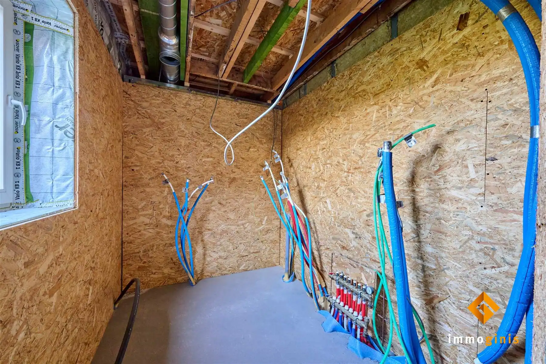 Gerenoveerde, verder af te werken starterswoning op ruim perceel van 7a35ca.   foto 5