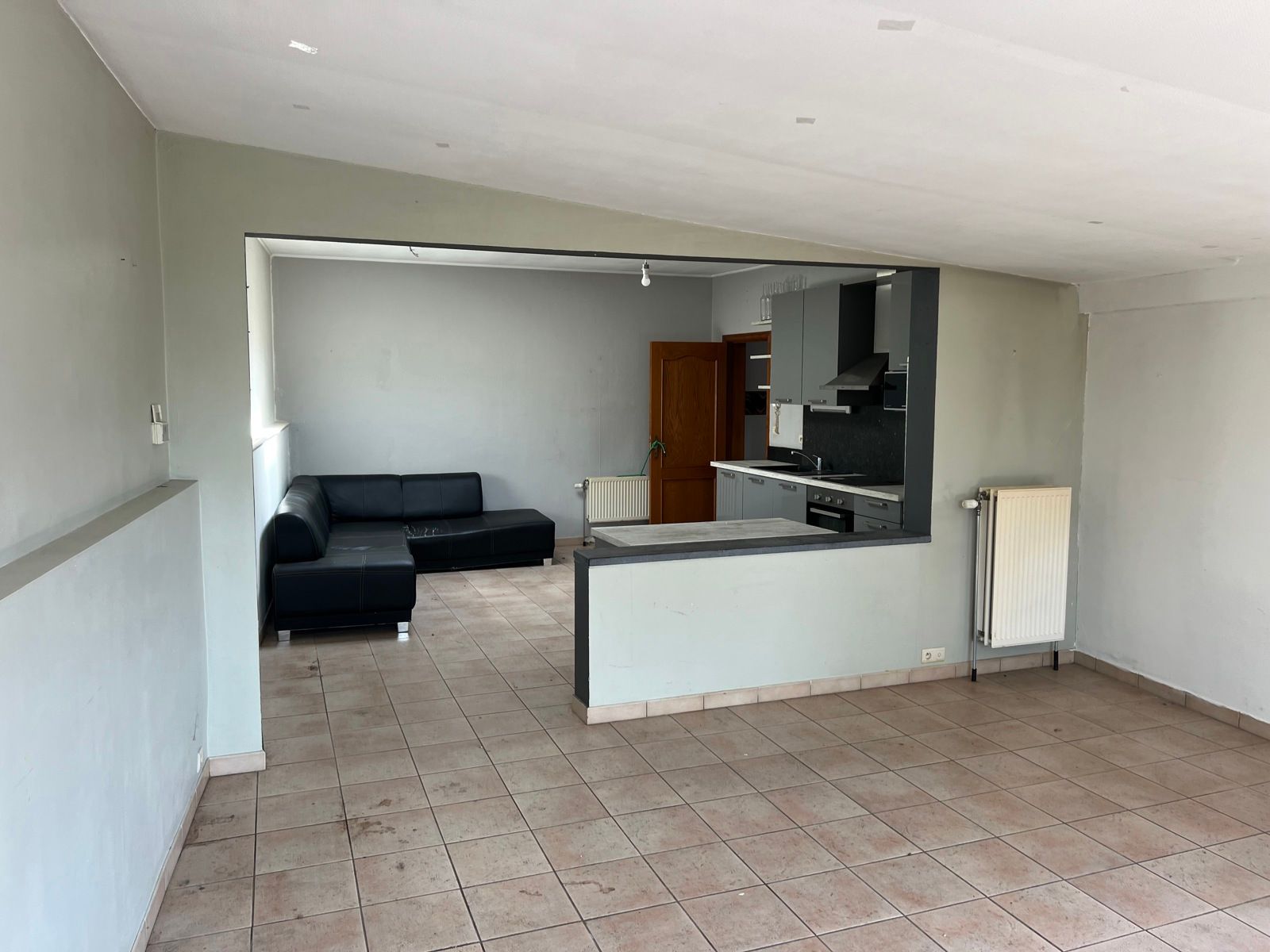 Opbrengsteigendom: Handelsgelijkvloers + 2 appartementen te koop te Bouge. foto 6