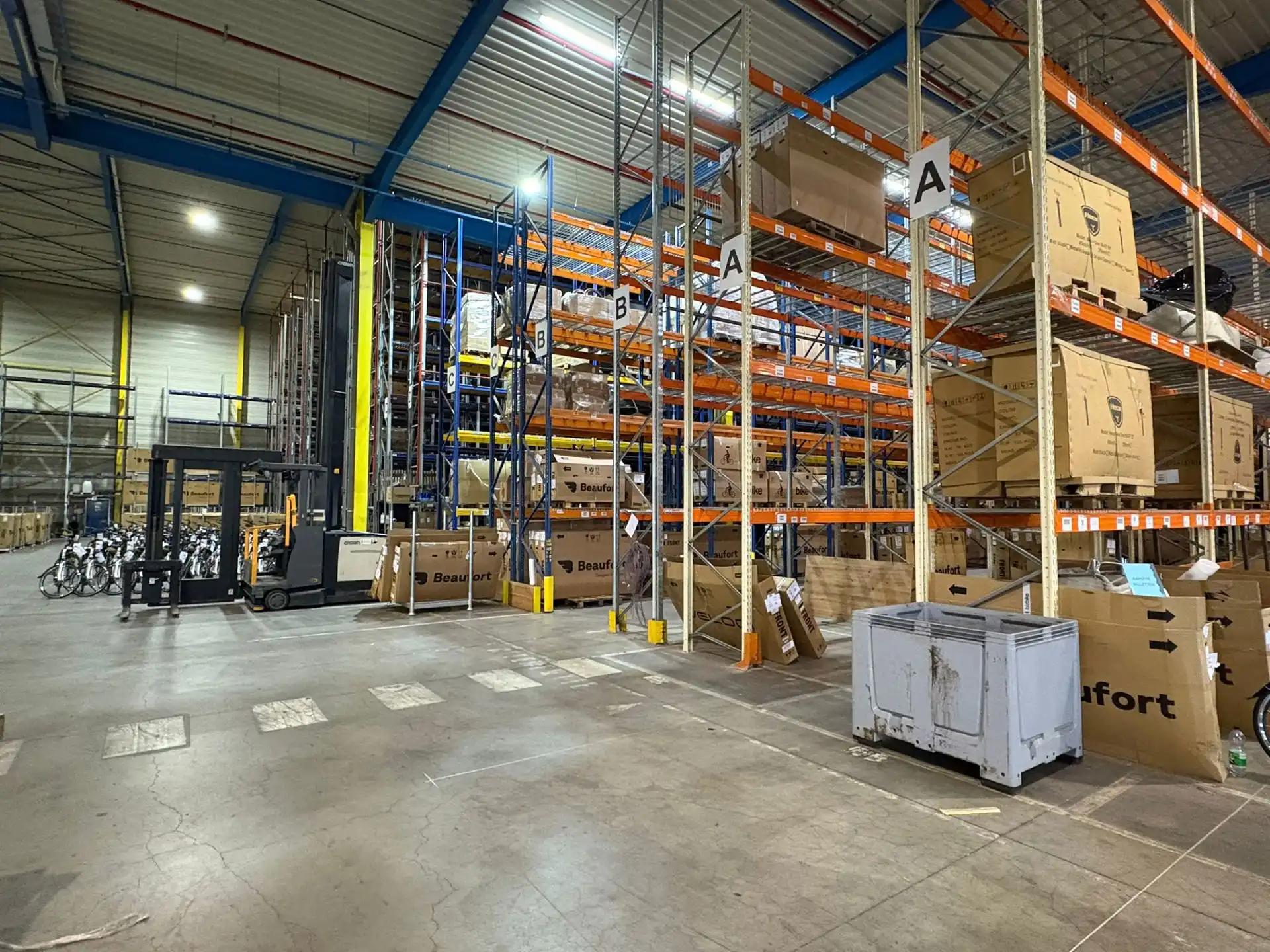 Hoge magazijnruimte van 5.400m² met hoogtes van  ca. 9m en ca. 14m foto 12