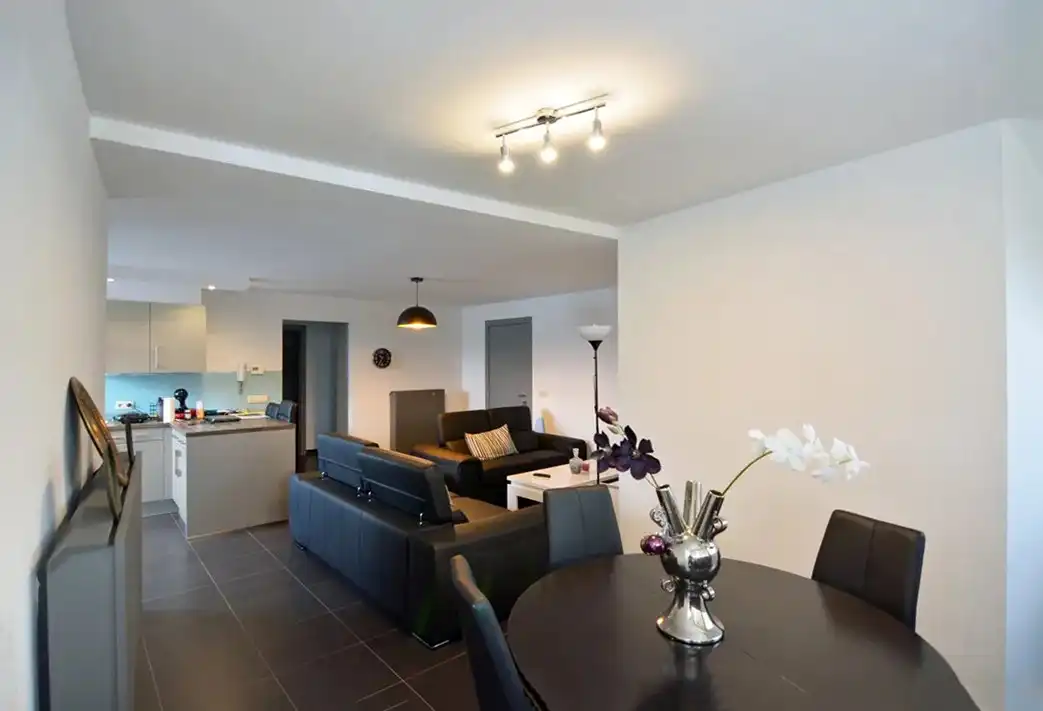 Modern appartement met 2 slpks, balkon en parking.  foto 2