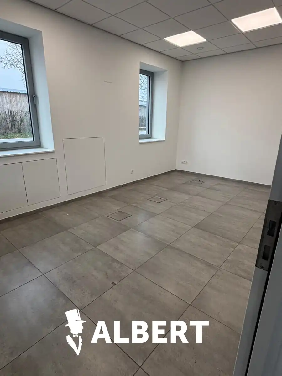 Industriële site met kantoorgebouw en hallen foto 5