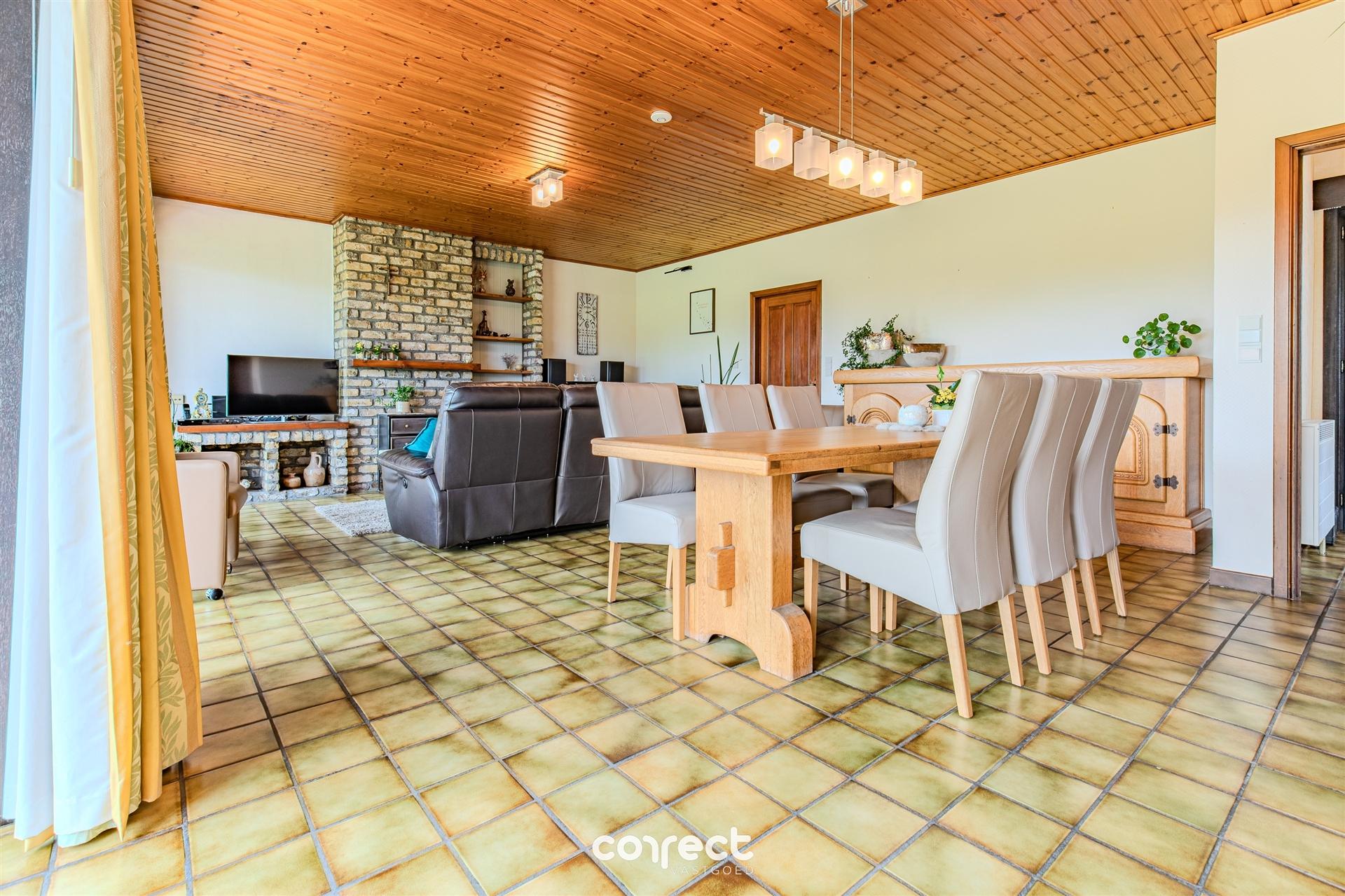 Rustig gelegen, zeer verzorgde open laagbouwwoning op een groot perceel met weids uitzicht. foto 4