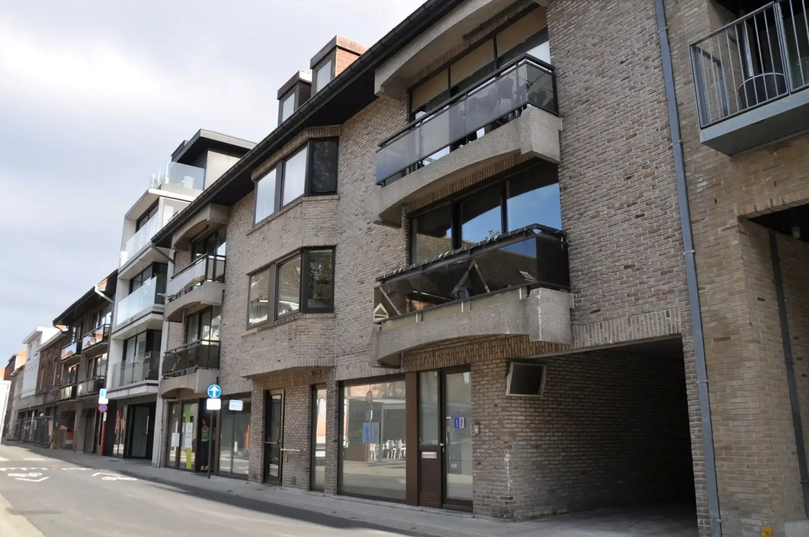 Vier ruime garageboxen te koop (apart of samen) in het centrum van Izegem - Melkmarkt.  foto 2