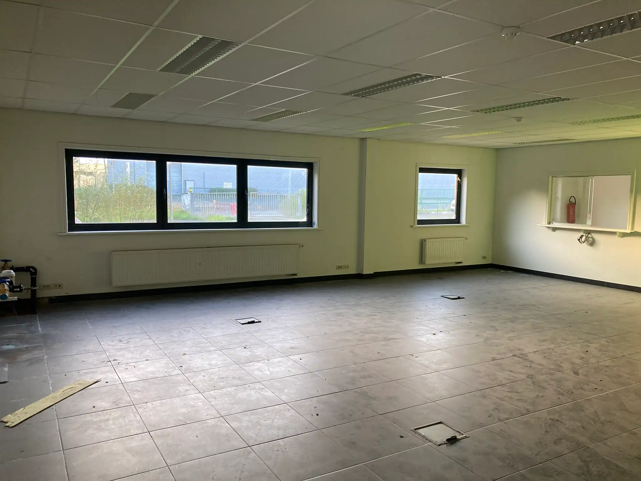 Bedrijfsgebouw met magazijn, kantoren, ruime buitenruimte en hoogspanningscabine te koop op bedrijventerrein Schendelbeke foto 9