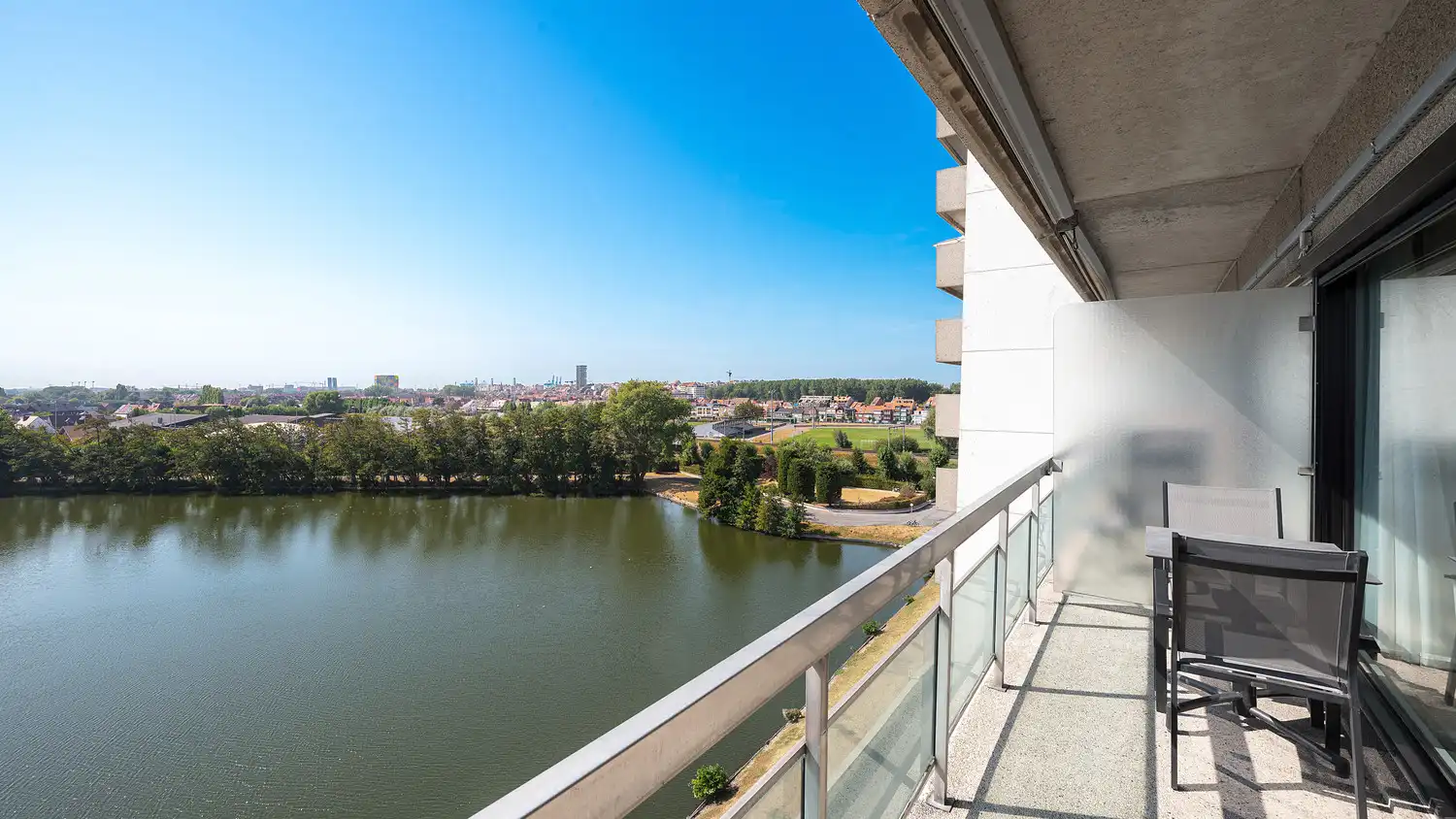 Prachtige studio met zonnig terras en open zichten foto 7