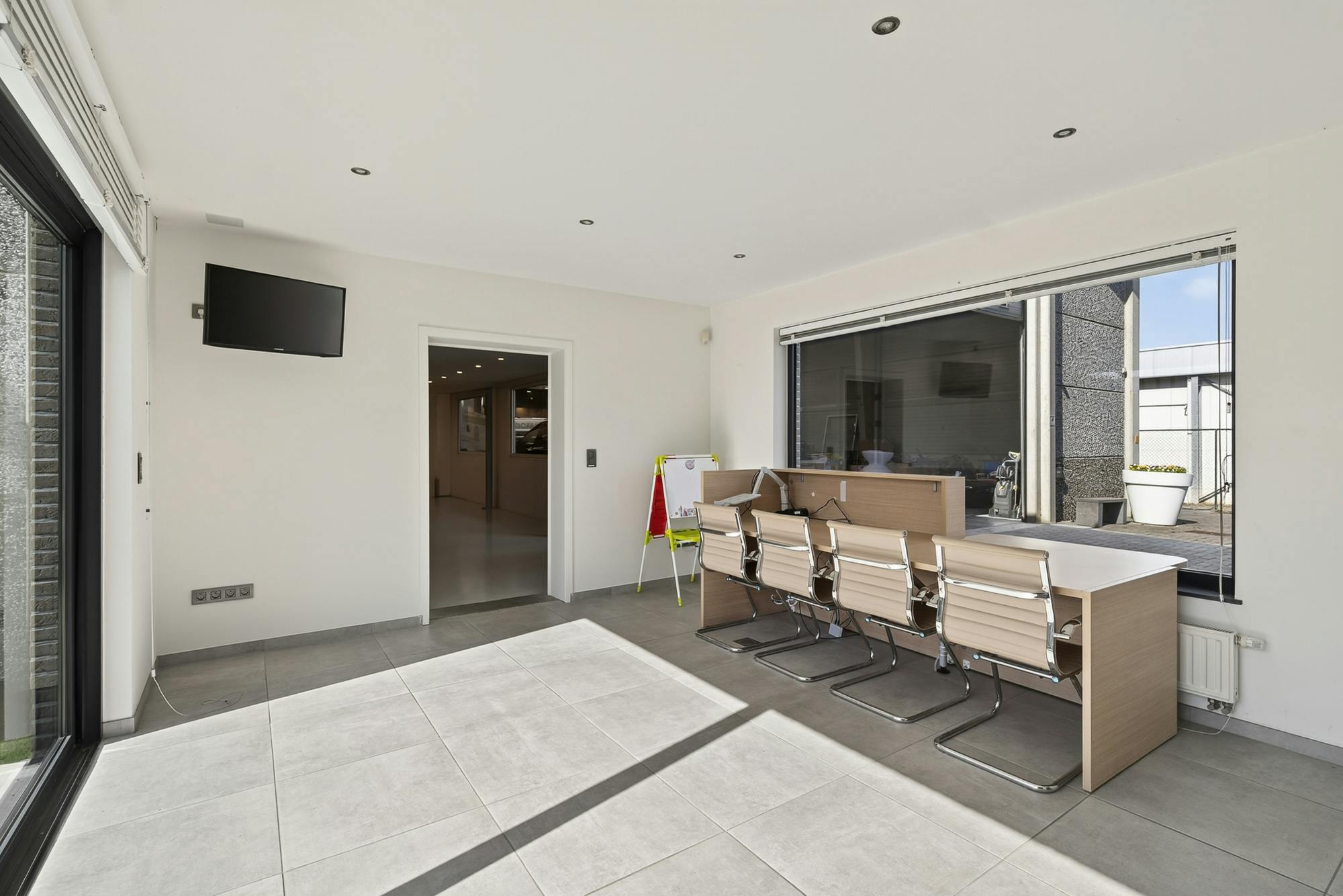 Luxe villa met exclusieve tuin en magazijn in KMO-zone foto 30