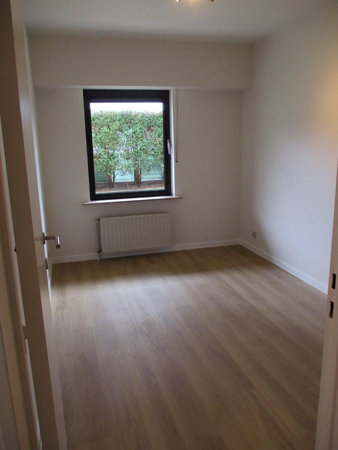 Volledig gerenoveerd gelijkvloers met 3 slpks en Zuidtuin foto 7