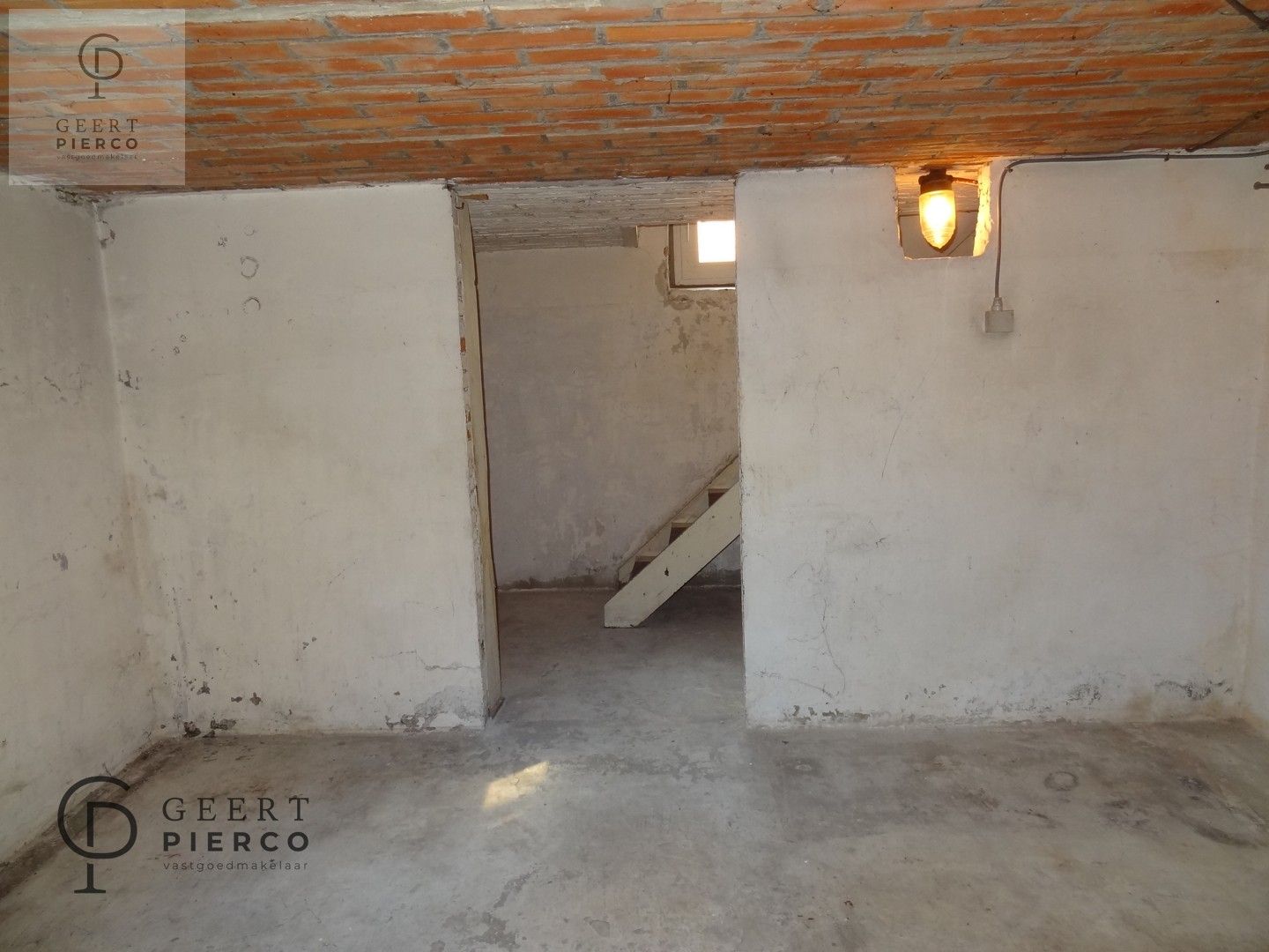 Centraal tussen Hasselt en Sint-Truiden, treffen we aan de Steenweg 56 te Alken deze te renoveren woning met drie slaapkamer, garage en tuin op een perceel van 8a03ca (breedte perceel circa 22m). foto 24