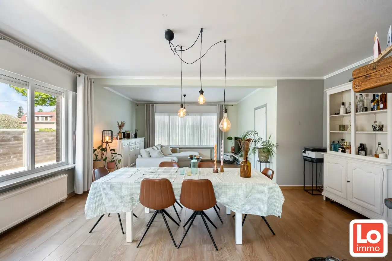 Instapklare halfopen woning met afzonderlijke garage op toplocatie in hartje Lochristi! foto 4