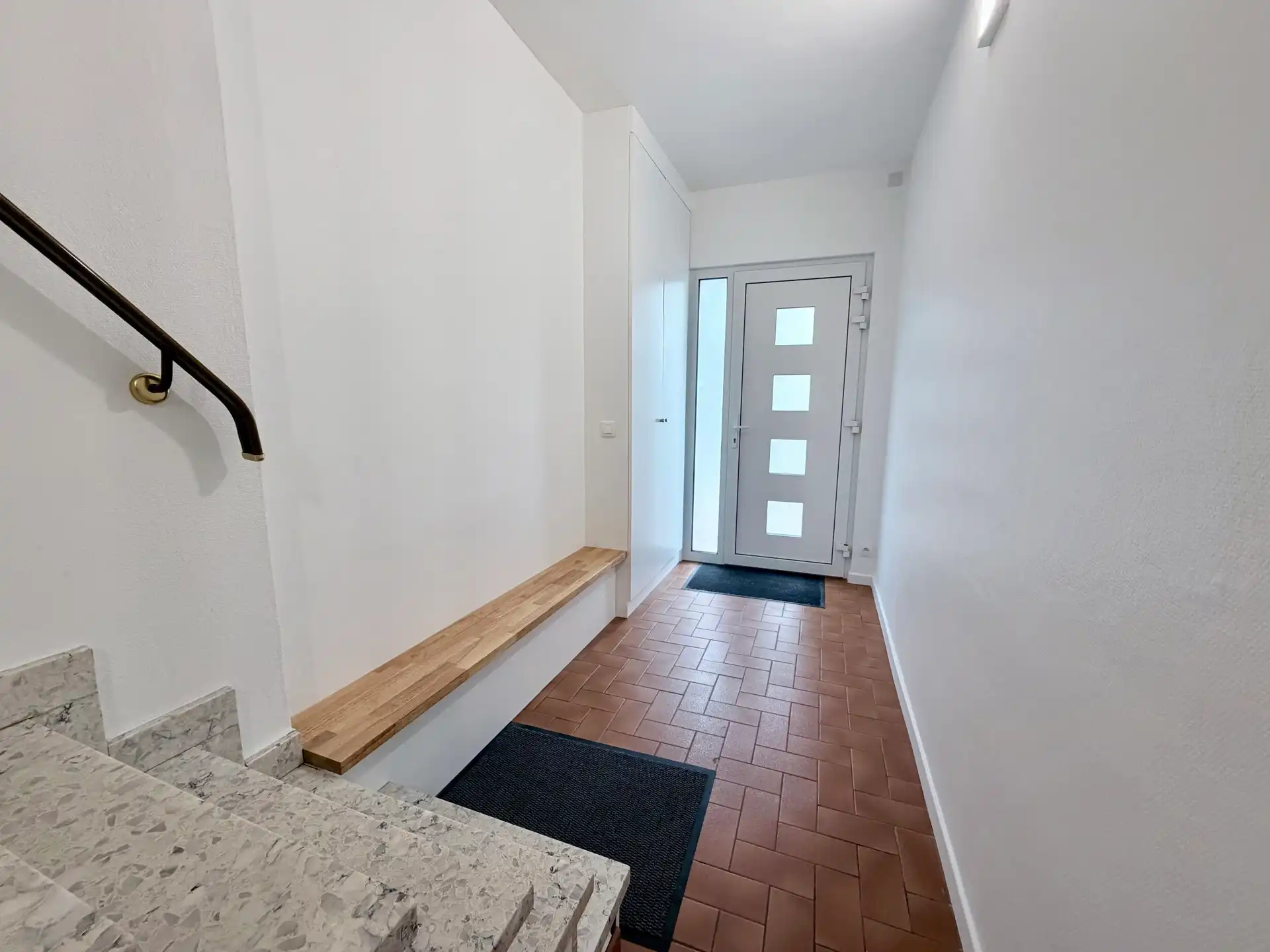 DE PANNE – Instapklare gerenoveerde woning met 4 slpk., grote garage, op wandelafstand van zee, bos en tram.  foto 3