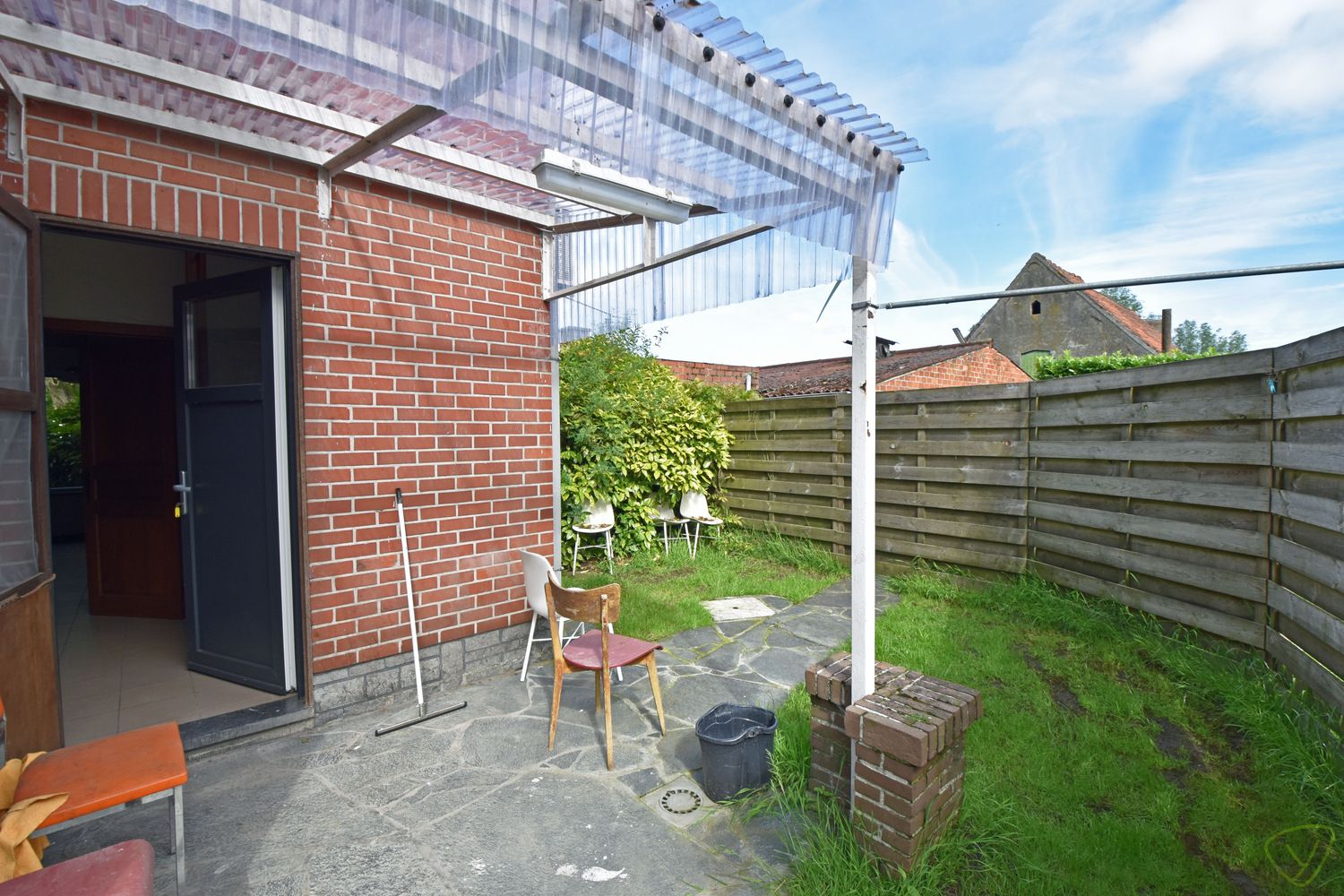 Landelijk gelegen en verrassend ruime woning gelegen te Eeklo! foto 11