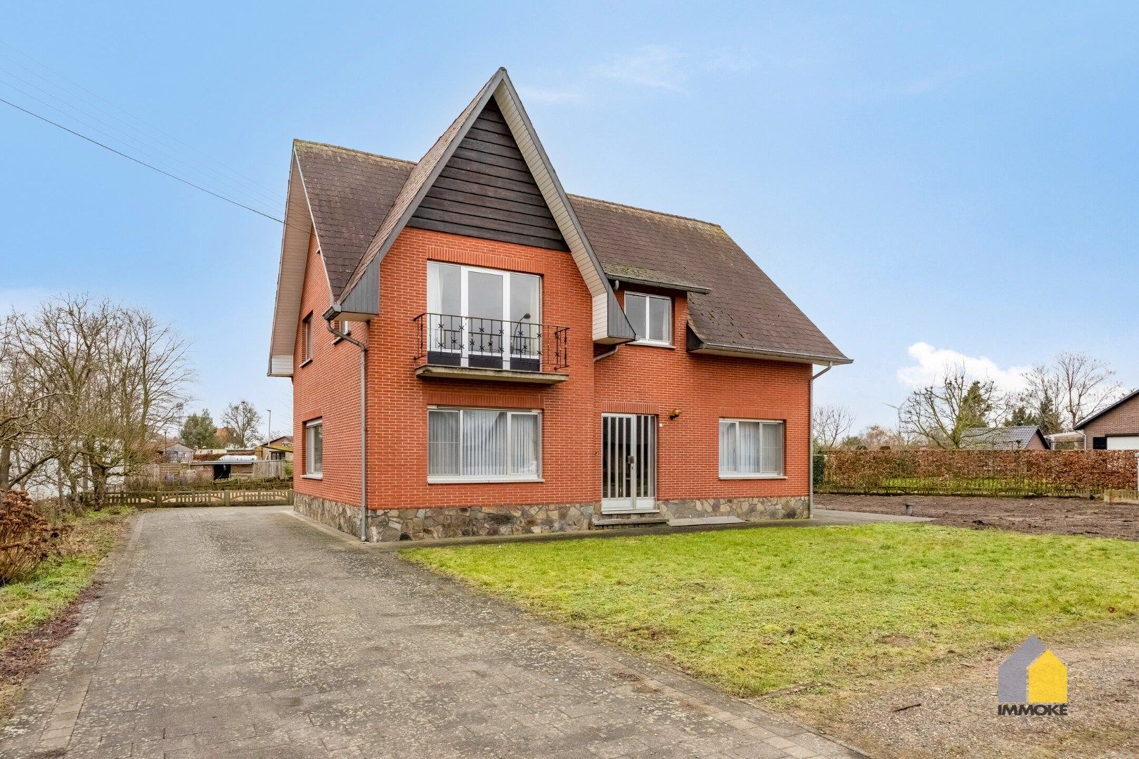 Hoofdfoto van de publicatie: Neeroeteren: Op te frissen, vrijstaande woning op 8 a 53 ca met 5 slpks.