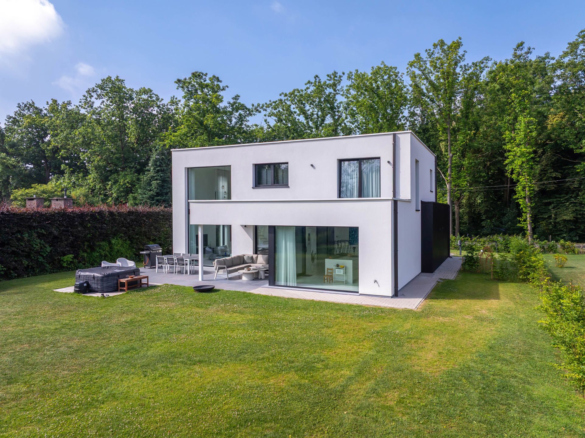 Moderne, recente villa met grote tuin en veel lichtinval foto 4
