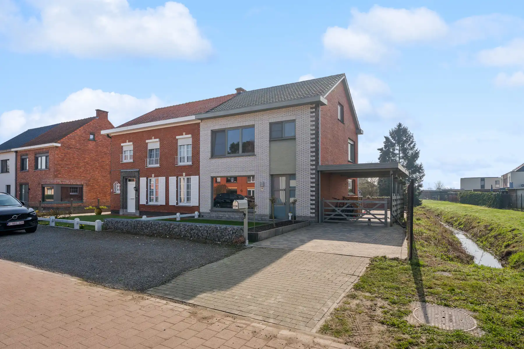 Instapklare halfopen bebouwing met zonnige tuin nabij centrum Lokeren foto {{pictureIndex}}