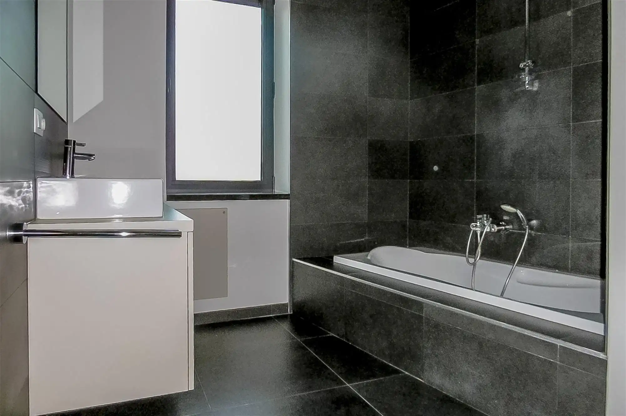 Cetraal gelegen modern appartement te Eernegem. foto 10